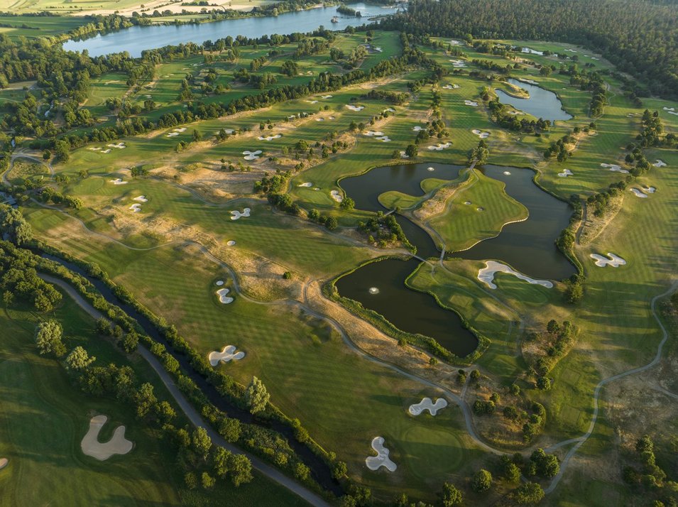Platz St. Leon Luftaufnahme von Golfplatz mit Golfbahnen und Wasserelementen
