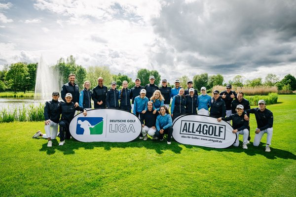 Eine Gruppen von Golferinnen und Golfern des Golf Club St. Leon-Rot stehen bei bewölktem Himmel auf einer Golfbahn als Gruppe zusammen 