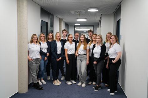 Gruppenfoto in Büroräumen