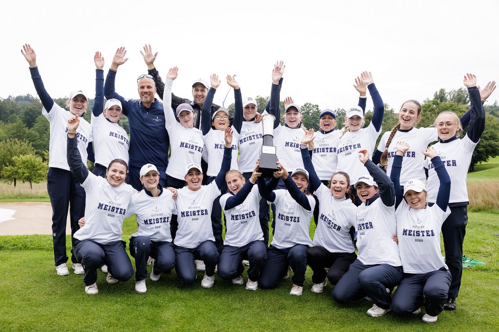 Die Frauenmannschaft des Team SLR in weißen T-Shirts auf einem Gruppenbild - vordere reihe kniend, hintere Reihe stehend