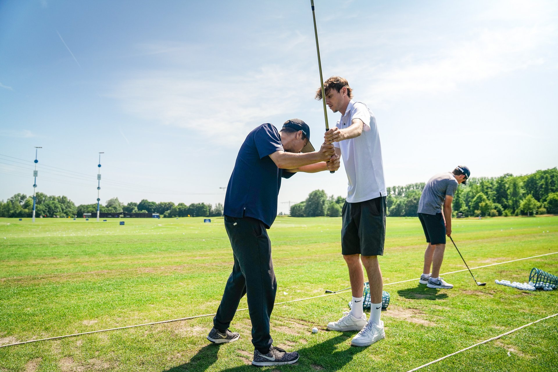 Schnupperkurs für Golfanfänger - Golftrainer zeigt Schlagtechnik