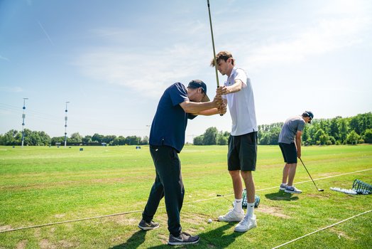 Schnupperkurs für Golfanfänger - Golftrainer zeigt Schlagtechnik