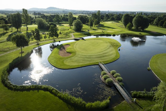 Auf unseren Plätzen können auch Greenfeegäste spielen